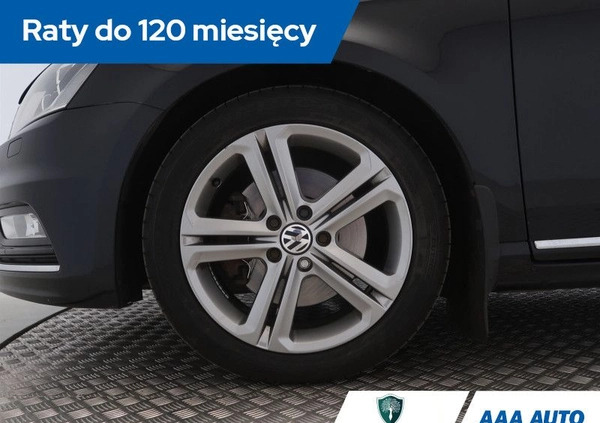 Volkswagen Passat cena 45000 przebieg: 205790, rok produkcji 2013 z Lesko małe 232